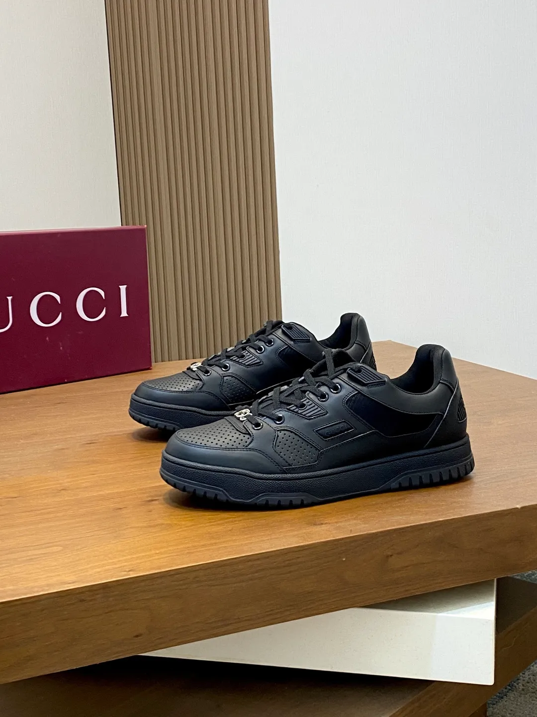 Men's Shoes 💰660 𝐆𝐮𝐜𝐜𝐢 𝐑𝐞-𝐖𝐞𝐛 As the first sneaker created by Sabato De Sarno for Gucci, the Re-Web series reinterprets the brand's classic stripes and sets off the modern silhouette design with bold and unique details. These shoes are crafted from white leather. This new sneaker is ingeniously decorated with many of the brand's classic details, and is equipped with a bright red and green webbing tongue, which will make people fall in love at first sight. White leather treated with a special process for softness and luster, with an embossed grainy texture. Script Gucci logo and interlocking G web label with Interlocking G and script Gucci logo. Rubber outsole with interlocking G detail eyelets. Web tongue. Size: 39-44 (customized for sizes 38 and 45)